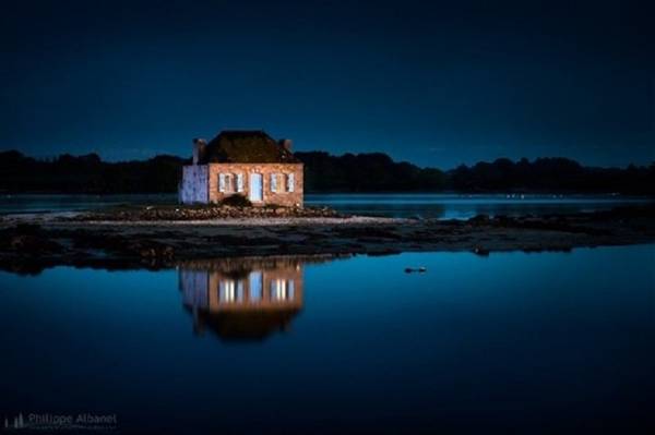 Bạn có thể tìm thấy ngôi nhà này trên đảo Ile de Saint Cado của Pháp.