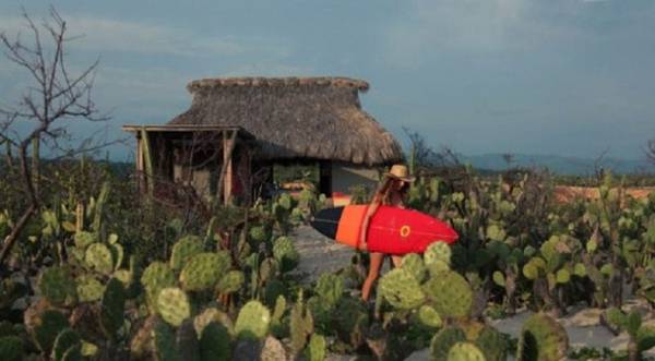 Túp lều xinh đẹp này được dựng lên ở một bờ biển của Mexico với tràn ngập cát và cây xương rồng xung quanh.