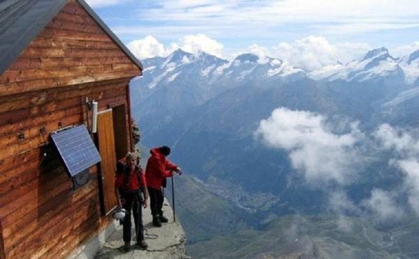 Ngôi nhà này được tìm thấy trong núi Matterhorn ở Thụy Sĩ. Nó nằm phía trên 4000 mét so với mực nước biển và phù hợp với những du khách muốn có sự biệt lập.