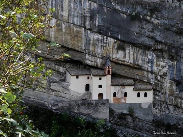 Ngôi nhà này được xây dựng giữa hệ thống núi đá Eremo di San Colombano. Đây là một tu viện ở miền Bắc Italy, là nơi ở của các tu sĩ trong nhiều thế kỷ.
