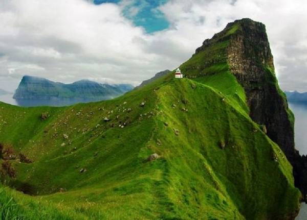 Ngôi nhà biệt lập này được tìm thấy ở quần đảo Faroe và nổi tiếng là một trong những ngôi nhà tách biệt nhất trên thế giới.