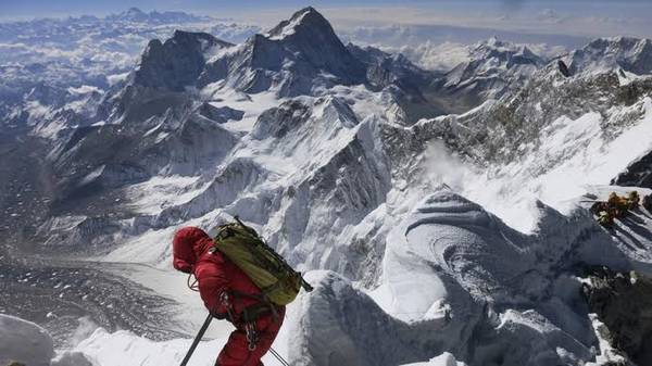Đỉnh Everest thuộc cụm Mahalangur, một phần dãy Himalaya, nằm giữa biên giới Nepal và Tây Tạng. Đây là ngọn núi cao nhất thế giới với 8.848 m so với mực nước biển. Mỗi năm, “nóc nhà thế giới” thu hút hàng trăm người tới đây chinh phục nhưng cũng không ít người phải bỏ mạng khi chưa tới đỉnh bởi thiếu sức khỏe, thời tiết khắc nghiệt và không có kinh nghiệm leo núi.