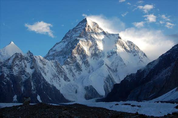 K2 là đỉnh núi cao thứ hai thế giới (8611 m) nằm ở biên giới giữa Trung Quốc – Pakistan. Đây cũng là một trong những ngọn núi nguy hiểm nhất hành tinh. Trung bình, cứ 4 người cố gắng leo lên đỉnh thì 1 người tử nạn và chưa ai có thể chinh phục nó vào vào mùa đông.