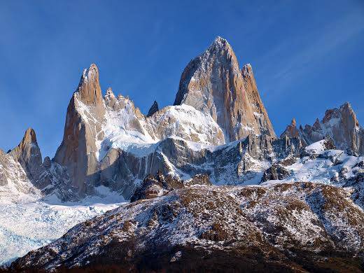 Fitz Roy nằm ở khu vực Patagonia, biên giới Chile và Argentina. Ngọn núi này nguy hiểm và khó leo nhất thế giới do độ dốc lớn. Thời tiết khắc nghiệt và thay đổi bất ngờ. Ngày nay, đỉnh Everest mỗi ngày có hàng trăm người có thể chinh phục, nhưng đối với đỉnh Fitz Roy, mỗi năm chỉ 1 người có thể leo tới đỉnh.