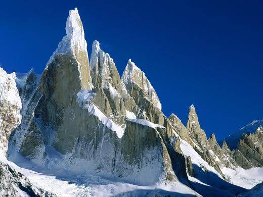 Núi Cerro Torre thuộc khu vực Patagonia cũng là một trong những địa điểm khó leo nhất thế giới. Nằm ở miền đất băng giá, những lớp băng dày dưới chân núi và gió thổi mạnh trên đỉnh núi là những khó khăn và nguy hiểm mà người leo núi phải đối mặt.