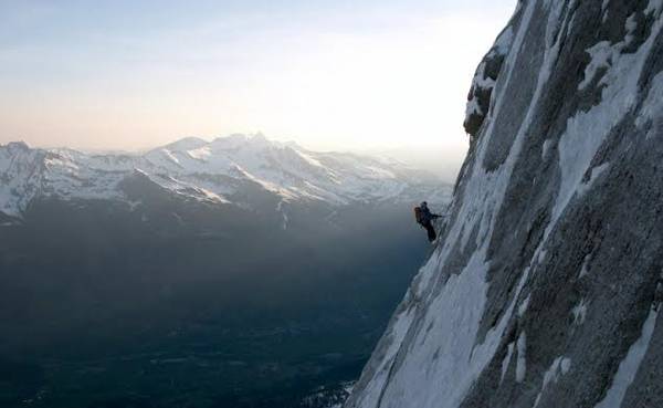 The Eiger có độ cao trung bình là 3.970 m. Mặt phía bắc núi là con đường đầy thách thức và nguy hiểm dành cho những người muốn tới đỉnh. Ít nhất 64 người đã thiệt mạng tại đây và đó cũng là lý do ngọn núi này được mệnh danh là “bức tường giết chóc”.