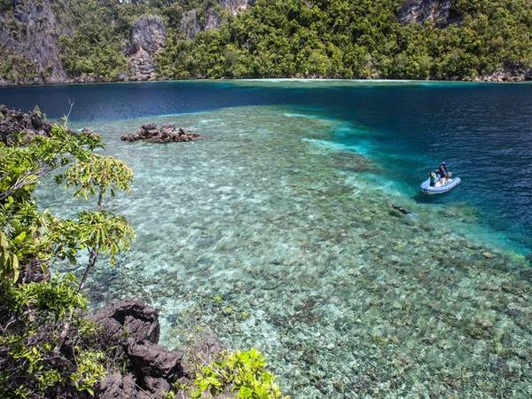 Quần đảo Raja Ampat, Tây Papua, Indonesia: Những người đam mê các môn thể thao dưới nước thường chọn khu vực trung tâm của Tam giác Coran này. Quần đảo này còn nắm giữ 3/4 số san hô trên thế giới, rừng nhiệt đới, bãi biển thiên đường, cát trắng và hệ thống hang động kỳ bí.