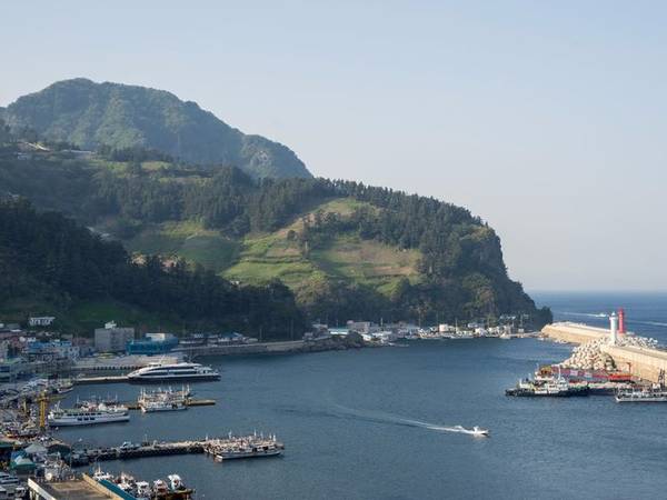 Đảo Ulleungdo, Hàn Quốc: Bạn sẽ khó bắt gặp khách du lịch ở khu vực này nhưng đây thực sự là một điểm đến tuyệt vời với những vách đá dựng đứng, khung cảnh tuyệt đẹp của địa hình núi lửa, bến cảng. .. Sau mùa mưa, cây cối phủ một màu xanh trên đảo.