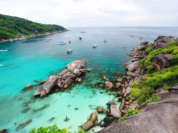 Quần đảo Similan, Thái Lan: Đất nước này sở hữu nhiều địa điểm tuyệt đẹp nhưng vẫn còn là bí ẩn đối với du khách nước ngoài, trong đó có quần đảo Similan ở biển Andaman. Tất cả 11 hòn đảo trong Công viên quốc gia Mu Koh Similan đều có những rạn san hô tuyệt đẹp rất lý tưởng để lặn biển.