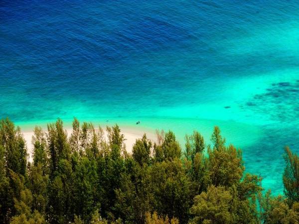 Đảo Ko Adang, Thái Lan: Dù du lịch biển đảo ở Thái Lan rất phát triển nhưng đảo Ko Adang dường như là ngoại lệ. Hoạt động du lịch ở đây hầu như chưa được khai thác nên thiên nhiên còn rất hoang sơ. Hòn đảo rộng 30 km2 nằm trong công viên quốc gia biển Tarutao, sở hữu nhiều ngọn đồi và rạn san hô tuyệt đẹp.
