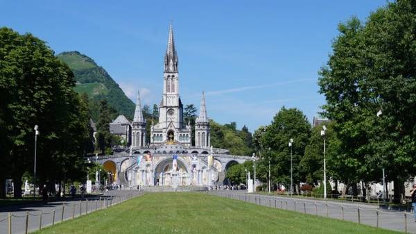 Một góc thành phố Lourdes - Ảnh: wordpress
