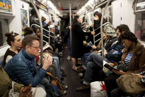 Vờ như không có ai tồn tại trên tàu điện ngầm (nhìn người lạ là một hành động thô lỗ, đặc biệt là nhìn chằm chằm vào họ). Hãy luôn luôn nhớ rằng tránh giao tiếp bằng mắt.