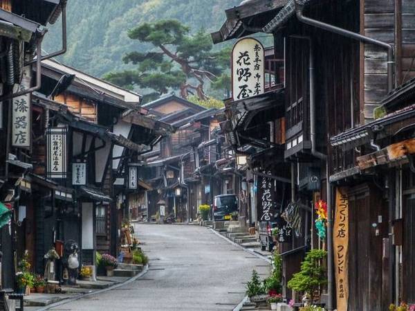 Đường mòn Nakasendo: Đây là tuyến đường bộ bắt đầu ở Kyoto và kết thúc ở Edo (Tokyo). Nakasendo có nghĩa đen là "con đường qua núi", là tuyến đường giao thông quan trọng trong thế kỷ 17. Ngày nay, đây là tuyến đường dành cho khách du lịch muốn khám phá lịch sử và cuộc sống vùng nông thôn Nhật Bản. Toàn bộ hành trình mất khoảng 10 ngày, bạn có thể mua tour bao gồm cả hướng dẫn, đồ ăn và chỗ ở.