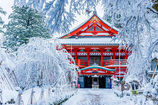 Đền Natadera trong giá lạnh tuyết phủ: Đền Natadera là một cảnh đẹp trong bất kỳ thời gian của năm, nhưng vào mùa đông, cảnh vật nơi đây như trở nên hoàn toàn khác mà không lời nào diễn tả được. Ngôi đền có tuổi đời hơn 1300 năm tuổi, đã được thành lập năm 717 bởi một tu sĩ Phật giáo.