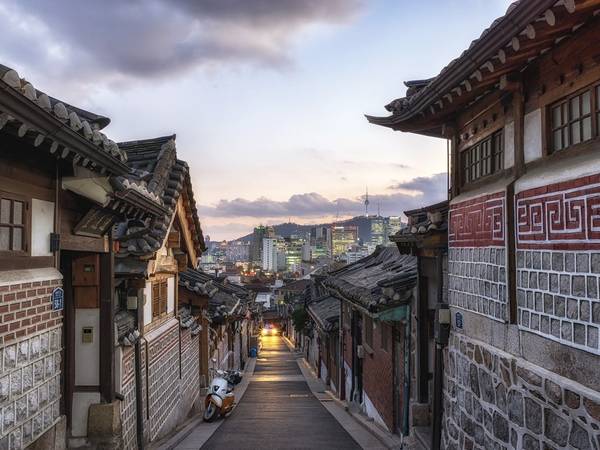 Làng Bukchon Hanok, Seoul, Hàn Quốc: Ngôi làng cổ này nằm không xa khu đô thị nhộn nhịp của Seoul, với kiến trúc truyền thống Hàn Quốc cùng nhiều nét văn hóa thú vị.