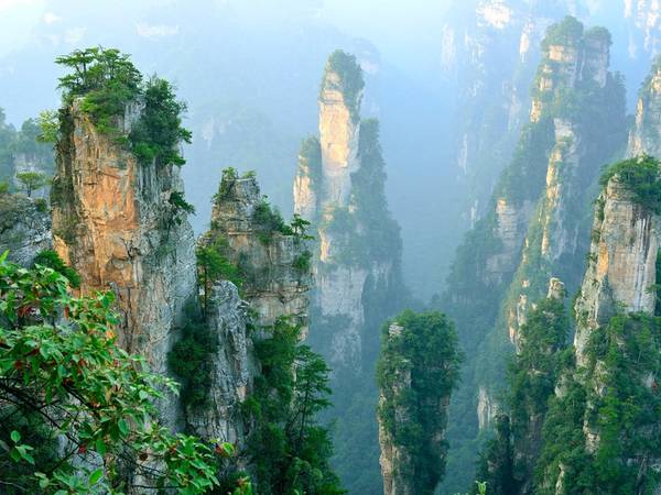 Trương Gia Giới, Trung Quốc: Các núi đá thẳng đứng độc đáo nơi đây khiến du khách có cảm tưởng như lạc vào thế giới trong phim Avatar.