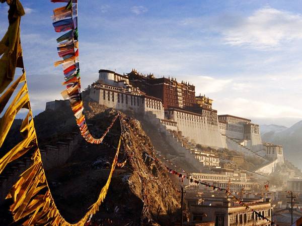 Lhasa, Tây Tạng, Trung Quốc: Trái tim của Tây Tạng sẽ đem lại cho du khách nhiều trải nghiệm tuyệt vời về văn hóa, ẩm thực và tâm linh.
