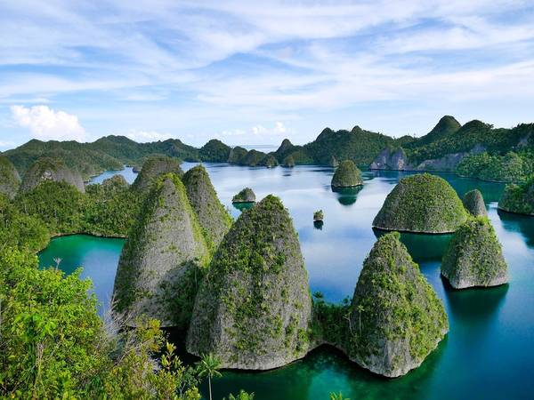  Quần đảo Raja Ampat, Indonesia: Quần đảo này đem lại cho du khách những trải nghiệm tuyệt vời, từ leo núi tới lặn biển, chèo thuyền... giữa thiên nhiên hoang sơ tuyệt đẹp.