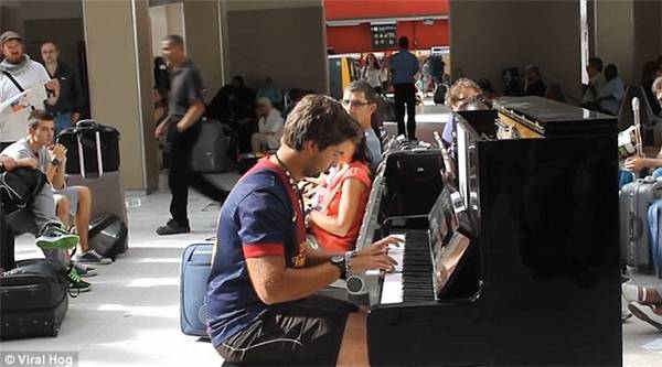 15. Có hàng tá đàn piano được đặt khắp các ga tàu hỏa ở Paris. Đây là dự án cộng đồng có tên “Play me, I’m yours”, được áp dụng ở nhiều thành phố trên toàn thế giới. Đoạn clip về hai chàng khách du lịch không quen biết nhau cùng đàn piano khiến cộng đồng mạng nghiêng ngả trước đây cũng được quay tại một trong số các ga ở Paris. (Ảnh: Internet)