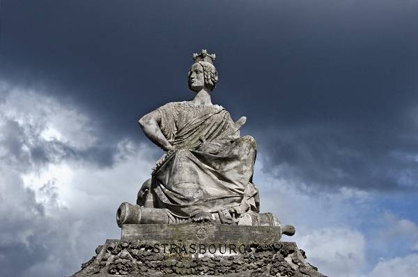 17. Những bức tượng quanh Quảng trường Concorde đại diện cho 8 thành phố lớn của Pháp: Lille, Strasbourg, Marseille, Nantes, Lyon, Brest, Bordeaux và Rouen. (Ảnh: Internet)