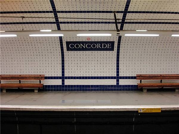  18. Tại ga Concorde, có một đoạn được trích từ bản Tuyên Ngôn Nhân Quyền và Dân Quyền năm 1789. Mỗi viên gạch chứa một chữ cái, ghép lại sẽ thành từ và câu hoàn chỉnh. Đây là công trình của kĩ sư Françoise Schein, hoàn thành năm 1990. (Ảnh: Internet)