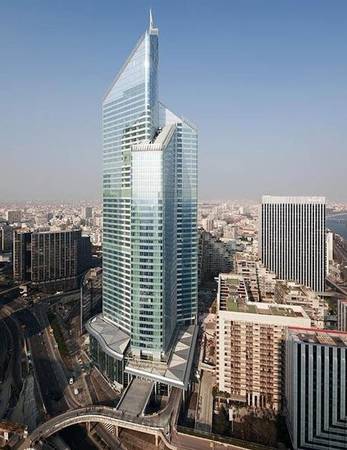  20. Tháp First tọa lạc tại khu kinh tế La Défense là công trình cao nhất ở Paris với chiều cao 231m. (Ảnh: Internet)