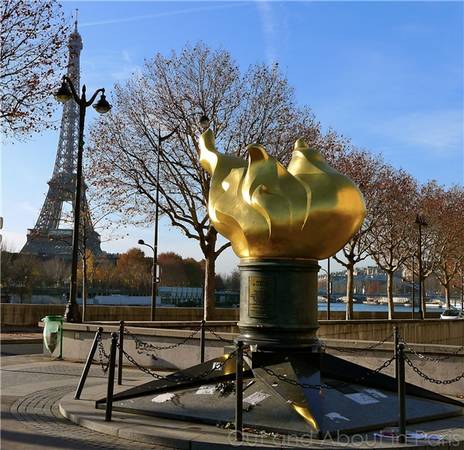 26. Ngoài ra, bạn cũng có thể tìm thấy ngọn đuốc của Nữ thần Tự do nằm ở gần cầu Alma. Đây là món quà mà tờ báo International Herald Tribune gửi tặng người dân Pháp vào năm 1987 để tôn vinh tình hữu nghị giữa Pháp và Mĩ. (Ảnh: Internet)
