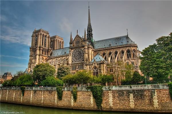 40. Nhà thờ Đức Bà là nơi thu hút khách nhất Paris với 14 triệu lượt khách tham quan vào năm 2014. (Ảnh: Internet)