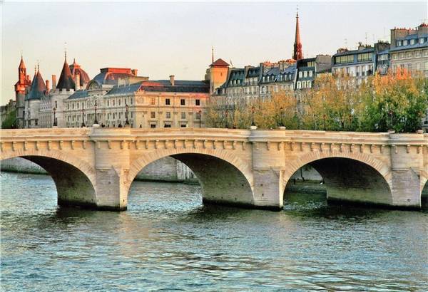 4. Pont Neuf là cây cầu lâu đời nhất Paris, có niên đại từ năm 1604. (Ảnh: Internet)