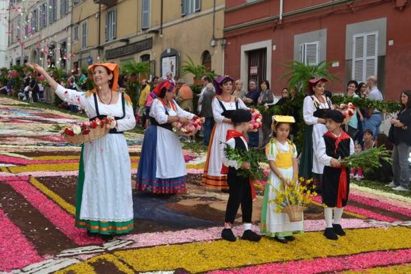 Lễ hội hoa Infiorata ở Ý - Ảnh: wp