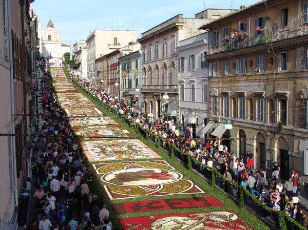 Con đường chính Via Belardi trong lễ hội hoa Infiorata - Ảnh: mudraa