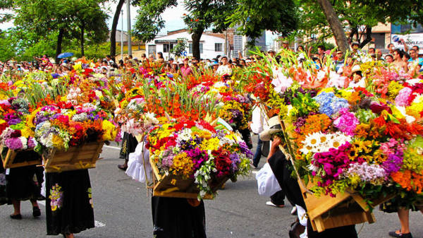 Nông dân trồng hoa diễu hành tại Lễ hội hoa Feria de las Flores - Ảnh: wp