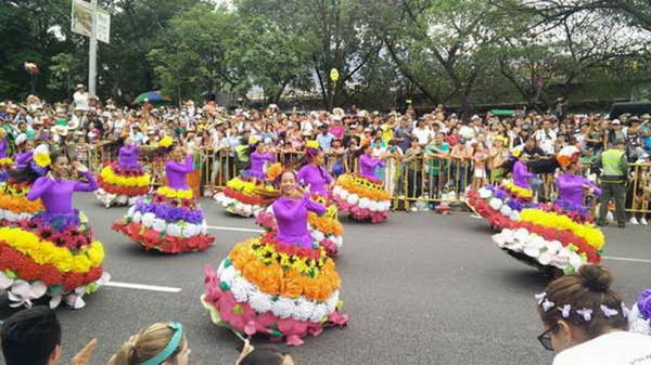 Các vũ công trong trang phục kết hoa tại Lễ hội hoa Feria de las Flores - Ảnh: wiki