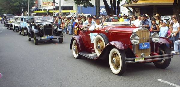 Diễu hành xe cổ tại Lễ hội hoa Feria de las Flores - Ảnh: wiki