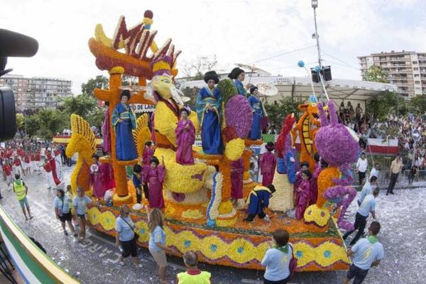 Một xe hoa ở lễ hội hoa Batalla Flores 2014 - Ảnh: eldiariomontan