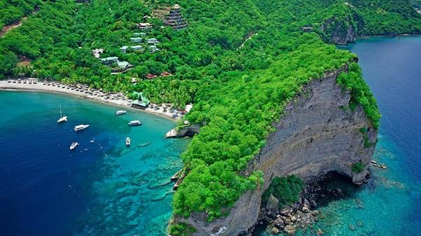  Anse Chastanet, Soufriere, Saint Lucia: Hiking và zipline là hai hoạt động được du khách yêu thích ngoài bơi, lặn biển và chèo thuyền. Khu nghỉ dưỡng gồm 49 phòng nằm trên một triền đồi rộng.
