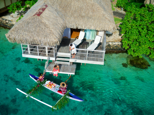 InterContinental Resort & Spa Moorea, Moorea, French Polynesia: Nằm cách Tahiti 19 km về phía tây, Moorea là một hòn đảo bao quanh bởi làn nước xanh biếc. Khu nghỉ dưỡng gồm 146 phòng, trong đó có các bungalow nối thẳng ra bãi biển hay nổi trên mặt nước.