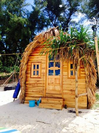 Các căn nhà gỗ ở đây được bố trí trên bãi biển Hồng Vàn, sử dụng nguyên vật liệu thân thiện với môi trường với phong cách khác biệt.