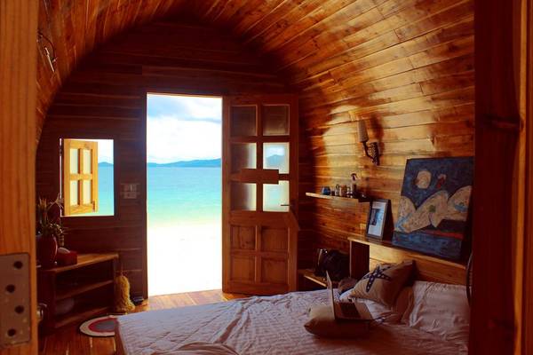 Còn gì tuyệt hơn khi được ngủ trong những căn nhà gỗ rồi thức giấc đón bình minh ngay trên bãi biển, đây hẳn sẽ là một trải nghiệm khó quên và Coto Eco Lodge sẽ là địa điểm lý tưởng để bạn trải nghiệm điều đó. 