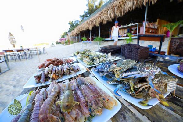 Ngoài nghỉ dưỡng và tham quan các điểm du lịch trên đảo Cô Tô, du khách có thể đặt tiệc nướng BBQ trên biển để chia sẻ những giây phút lãng mạn với gia đình và bạn bè. Set BBQ có giá từ 350.000 đồng một người.