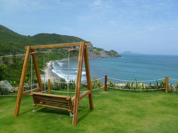 Đâu đó trong khu resort xếp đặt những chiếc xích đu bằng gỗ xinh xắn tạo một khung cảnh thật đẹp và lãng mạn. - @Idony