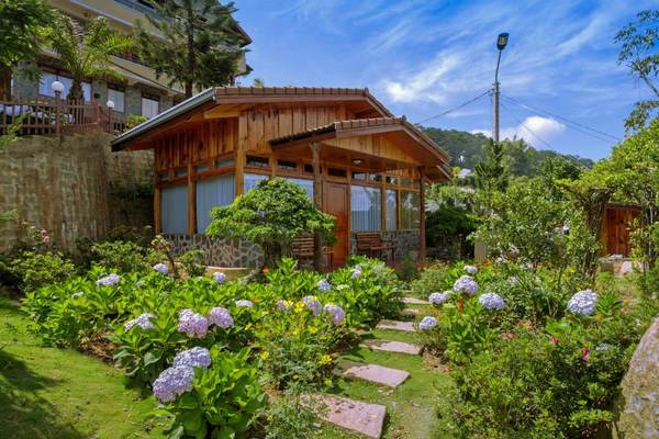 Resort gỗ ngập hoa với hồ bơi view tràn thung lũng