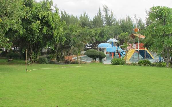 Ngoài ra, Zenna Pool Camp còn có hồ bơi và khu công viên nước với giá vé dành cho người lớn là 40.000 VND, trẻ em là 20.000 VND, mở cửa phục vụ từ thứ 3 đến chủ nhật.