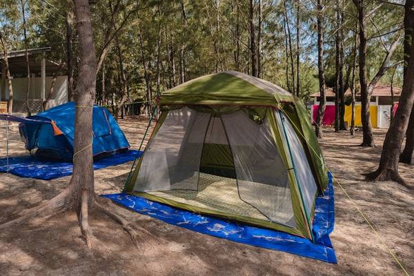 Bạn cũng có thể mang theo lều để cắm trại sẽ  rất tiết kiệm, còn không tại Zenna Pool Camp cũng có luôn dịch vụ cho thuê lều với mức giá là: lều 2-4 người (200.000 VND), lều 4 -6 người (300.000 VND).