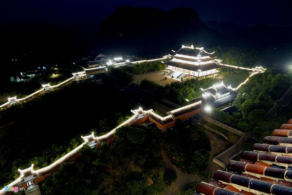 Từ trên tầng thượng của bảo tháp, du khách được ngắm trọn vẹn quần thể chùa Bái Đính diện tích 539 ha, bao gồm 27 ha khu chùa Bái Đính cổ, 80 ha khu chùa Bái Đính mới.