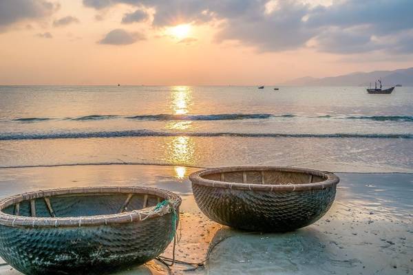 Vịnh Nha Trang rộng khoảng 500 km2, khá kín gió, không có sóng lớn. Dưới ánh nắng mặt trời nhiệt đới, màu xanh của những triền núi nhấp nhô trên bờ, của các hòn đảo hoà cùng màu biển biếc, như tôn thêm vẻ quyến rũ của những dải cát vàng dạt dào sóng trắng.