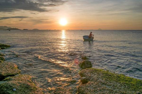 Bình minh trên biển Nha Trang: Biển Nha Trang đã đẹp,nhưng trong ánh bình minh còn tinh khôi và tuyệt vời hơn cả. Bầu trời và biển cả cùng khoác lên lớp áo sắc màu rực rỡ, cả khoảng không gian từ từ chuyển mình sáng bừng.