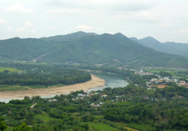Làng quê Quế Trung dưới đỉnh Cà Tang, bên dòng sông Thu Bồn hiền hòa - Ảnh: N.T.Giang