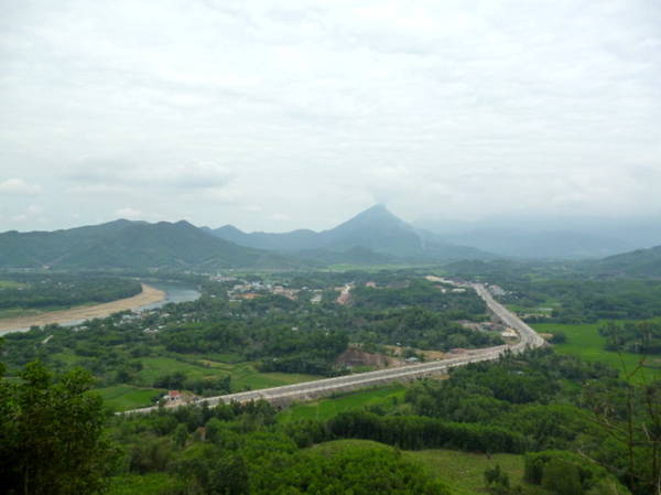 Làng quê Quế Trung nhìn từ đỉnh Cà Tang - Ảnh: N.T.Giang