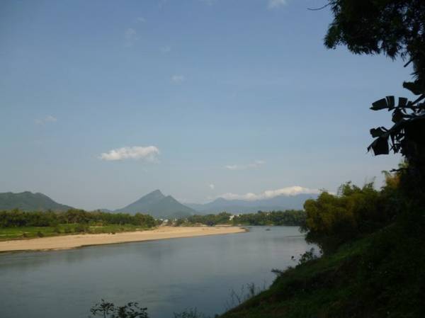 Dòng sông Thu Bồn miên man chảy bên những bãi cát mịn màng trải dọc ven sông - Ảnh: N.T.Giang